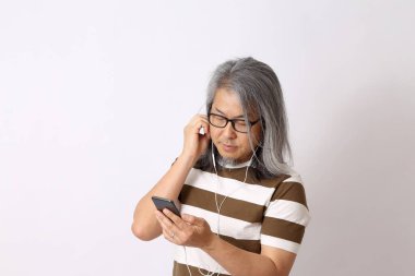 Beyaz arka planda duran kıdemli Asyalı adam..