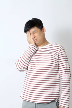 Asyalı adam beyaz arka planda duruyor..