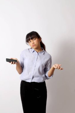 Beyaz arka planda poz veren Asyalı kadın..