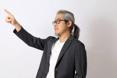 Beyaz boşluğu gösteren Asyalı adam..