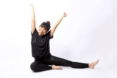 Asyalı kadın beyaz arka planda egzersiz yapıyor..