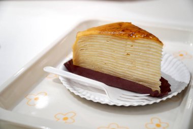 Kağıt tabakta servis edilen lezzetli krep keki..