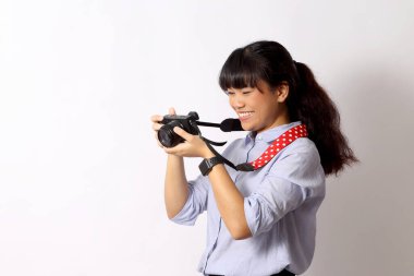 Beyaz arka planda poz veren Asyalı kadın..