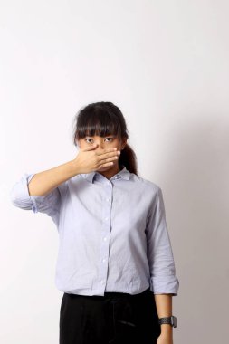 Beyaz arka planda poz veren Asyalı kadın..