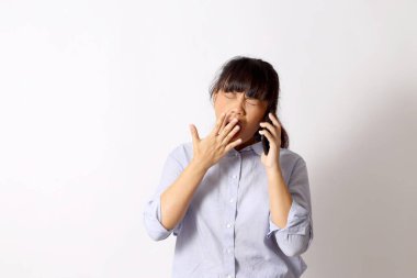 Beyaz arka planda poz veren Asyalı kadın..