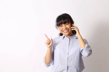 Beyaz arka planda poz veren Asyalı kadın..