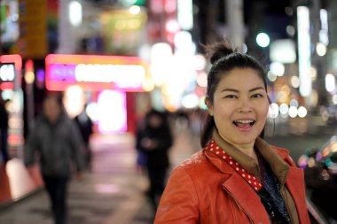 Gece poz veren Asyalı kadın..