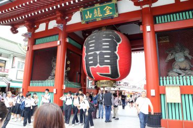 Tokyo, Japonya - 29 Mayıs 2019: Tokyo, Japonya 'daki ünlü tapınak Asakusa Tapınağı.