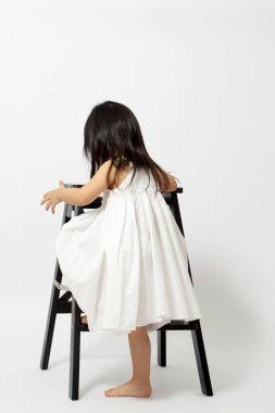 Beyaz arka plandaki küçük Asyalı kız..