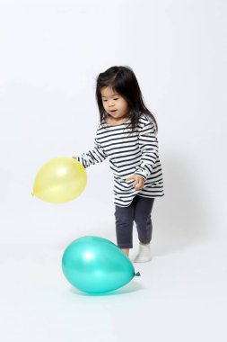 Beyaz arka plandaki küçük Asyalı kız..