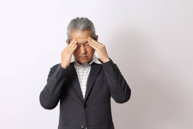 Beyaz arka planda duran Asyalı adam..