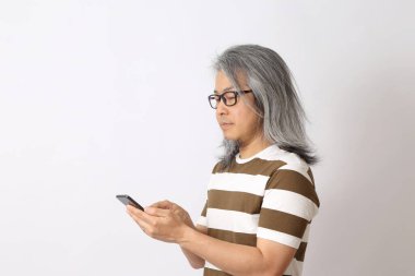 Beyaz arka planda duran kıdemli Asyalı adam..