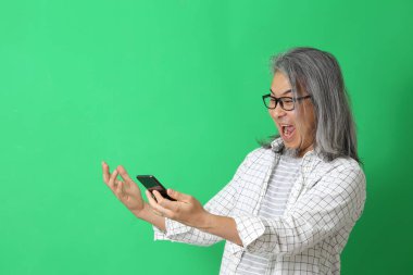 Yeşil arka plandaki Asyalı adam..