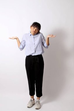 Beyaz arka planda poz veren Asyalı kadın..