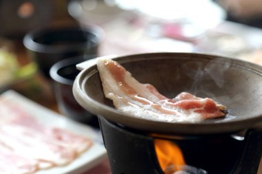 Taze malzemeyle servis edilen ızgara Japon pastırması..