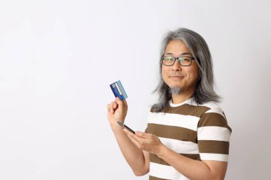 Beyaz arka planda duran kıdemli Asyalı adam..