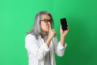 Yeşil arka plandaki Asyalı adam..