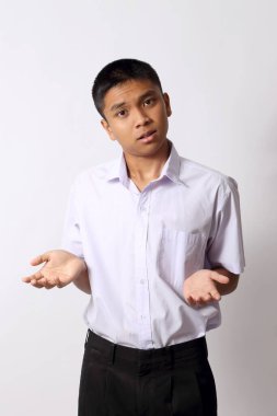 Beyaz arka plandaki genç Taylandlı öğrenci..