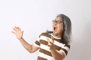 Beyaz arka planda duran kıdemli Asyalı adam..