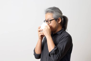 Beyaz arka plandaki yetişkin Asyalı adam..