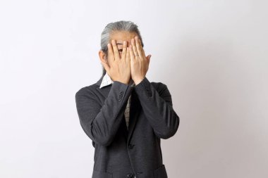 Asyalı gözlerini kapatıyor..