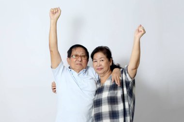 Beyaz arka plandaki yaşlı Asyalı çift..