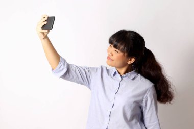 Beyaz arka planda poz veren Asyalı kadın..