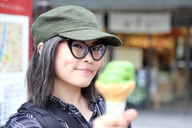 Elinde dondurma külahı tutan Asyalı kadın..