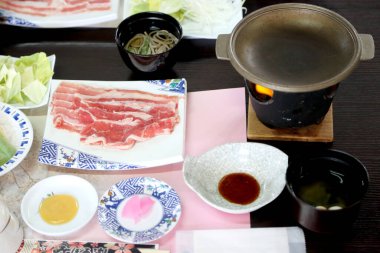 Taze malzemeyle servis edilen ızgara Japon pastırması..