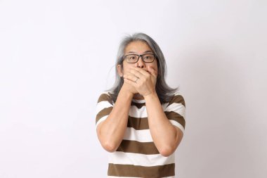 Beyaz arka planda duran kıdemli Asyalı adam..