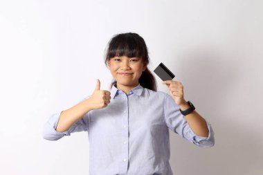 Beyaz arka planda poz veren Asyalı kadın..