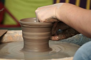 Asyalı kadın el işi tasarlıyor..