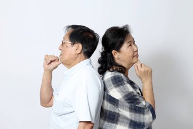 Beyaz arka plandaki yaşlı Asyalı çift..