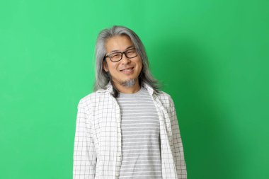 Yeşil arka plandaki Asyalı adam..