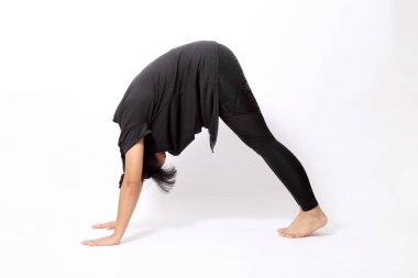 Asyalı kadın beyaz arka planda egzersiz yapıyor..