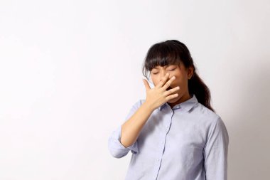 Beyaz arka planda poz veren Asyalı kadın..