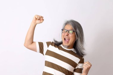 Beyaz arka planda duran kıdemli Asyalı adam..