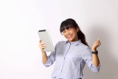 Beyaz arka planda poz veren Asyalı kadın..