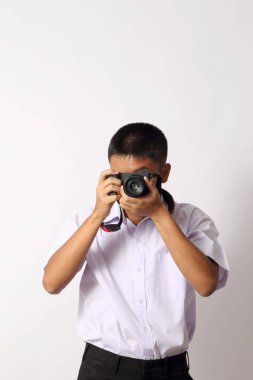 Beyaz arka plandaki genç Taylandlı öğrenci..