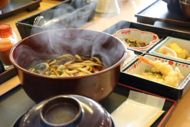 Sıcak udon karides tempura ile servis edilir..