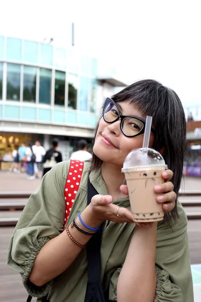 Die Asiatin Zeigt Bubble Tea — Stockfoto