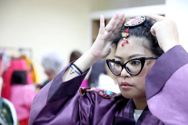 Die Asiatin Südkoreanischen Traditionskleid — Stockfoto