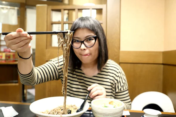 Aziatische Vrouw Die Ramen Eet — Stockfoto