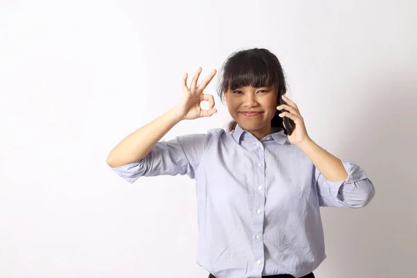 Mujer Asiática Posando Sobre Fondo Blanco — Foto de Stock