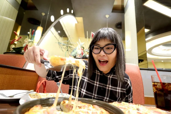 Asian Woman Fastfood — Stock Photo, Image