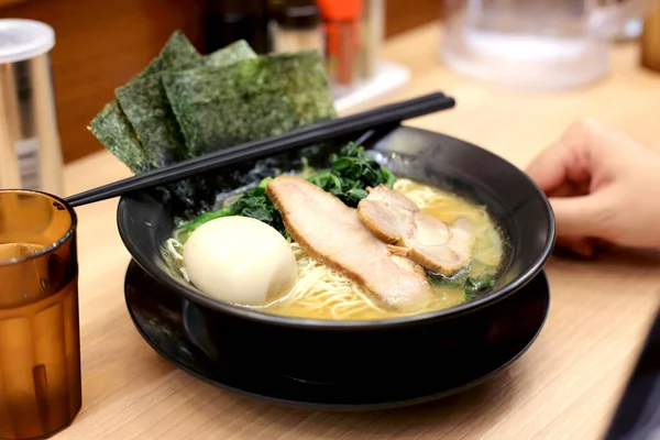 Macarrão Japonês Chamado Ramen Servido Com Carne Porco Ovo Algas — Fotografia de Stock