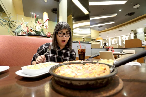 Asian Woman Fastfood — Stock Photo, Image