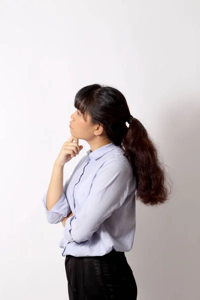 Donna Asiatica Posa Sullo Sfondo Bianco — Foto Stock