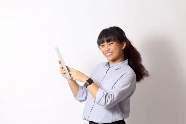 Mujer Asiática Posando Sobre Fondo Blanco — Foto de Stock