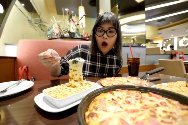 Asian Woman Fastfood — Stock Photo, Image